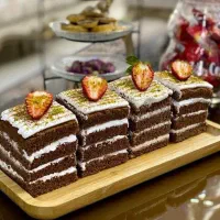 فروشنده خانم قنادی اصل تبریز