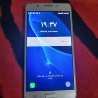 یک عدد گوشی سامسونگ