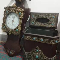 ساعت دیواری و سطل و جعبه دستمال کاغذی