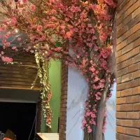 اجرای تخصصی گل ارایی گرین وال و درخت شکوفه