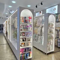 فروشنده خانم لباس فروشی