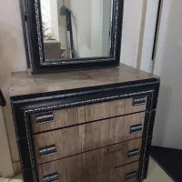 دراور آینه دار و جا برای لوازم آرایشی پشت آیینه