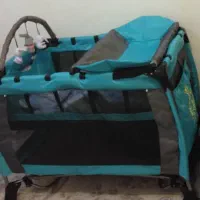 تخت پارک. تخت کودک.