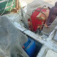 قایق صیادی درحال کار