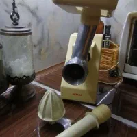 چرخ گوشت و آبمیوه گیری