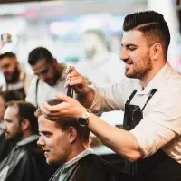 آرایشگر مردانه جای شلوغ شهر