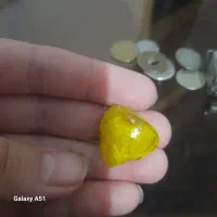 سنگ قدیمی شیشه ای زرد