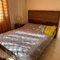 تخت خواب همرا با پاتختی و آینه