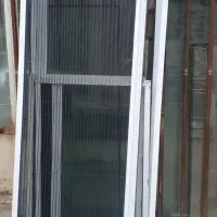 نصاب در پنجره توری