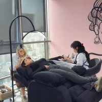 خدمات مژه و ناخن همزمان