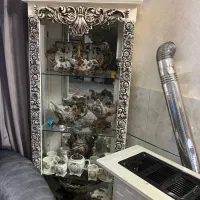 بوفه کارشده و آینه کنسول با شمعدان و ساعت