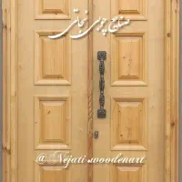 درب و پنجره و تخت و کلبه چوبی سنتی