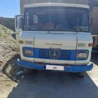 مینی‌بوس سفید