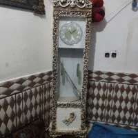 میز  تلوزیون و ساعت ایستاده