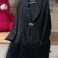 تعداد زیادی مانتو و لباس