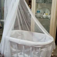 گهواره کودک کنار مادر