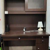 میز و کتابخانه