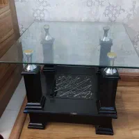 یک عدد میز جلو مبلی با یک عدد عسلی