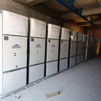 نیرو جوان فنی کار برق