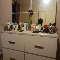 تخت و میز ارایش کاملا سالم و جنس خوب
