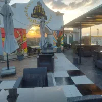 اشپز وباریستا و ویتر خانوم