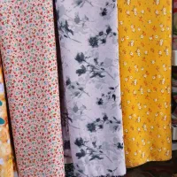 خیاط جهت خیاطی در مغازه پارچه فروشی