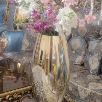 گلدان پایه بلند و گل مصنوعی