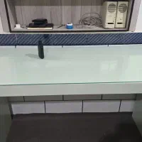 یک عدد میز کار و یه عدد کابینت ام دی اف همراه روشو