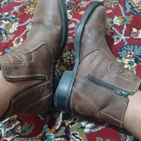 کفش پوتینی|کیف، کفش، کمربند|رودخانه, |دیوار