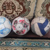 دو عدد توپ فوتبال چهل تیکه و توپ والیبال