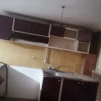 فروشنده کابینت آشپزخانه کار کرده در حد