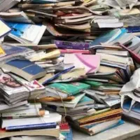 خریدار کاغذ با طلبه و کتاب