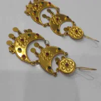 تعدادی طلا ۱۸ عیار با فاکتور
