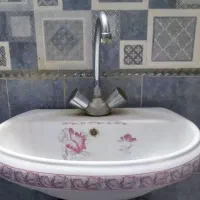روشویی با شیرآلات صحیح و سالم