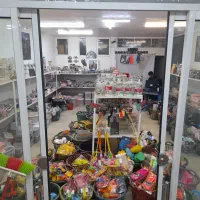 فروشنده خانم در پلاستیک فروشی حمیدی نواب