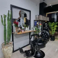 اجاره صندلی در آرایشگاه مردانه