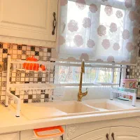 استند پشت پنجره و سطل زباله ریلی