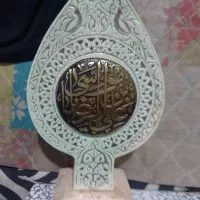 یک عدد دکوری سرو با نوشته‌ای طلایی بسیارزیبا