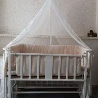 تخت کنار مادر