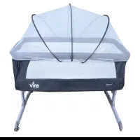 تخت نوزاد کنار مادر