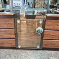 میز اداری و قفسه و پیشخوان