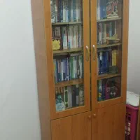 کتابخانه و میز تحریر