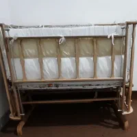 تخت کنار مادر