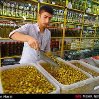 فروشنده در زیتون فروشی داخل شهر رودباز