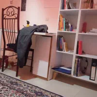 میز کامپیوتر و کتابخانه