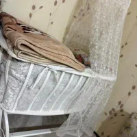 یک عدد گهواره کودک و یک عدد کریر