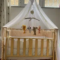 گهواره کنار تخت مادر
