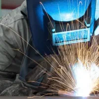 کارگر جوشکار و تراشکار