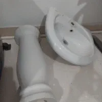 یک عدد روشویی و یک عدد تلویزیون ۲۱ اینچ