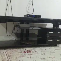 یک عدد میز تلوزیون شیشه‌ای